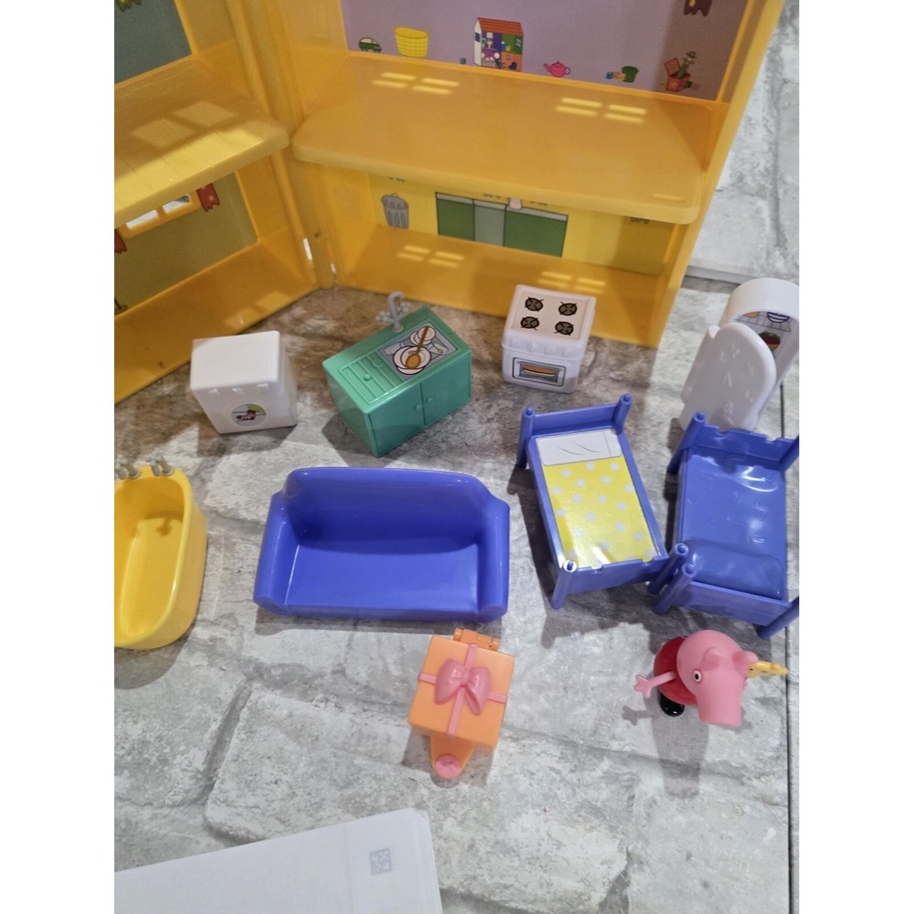 Peppa Pig House with Yellow Van Vehicle, 13 Furniture Accessories Kitchen Bathro - Picture 5 of 10